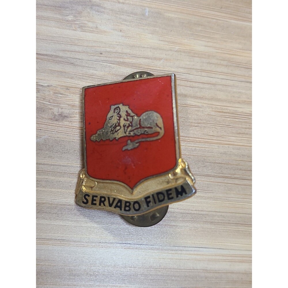VTG WW2 US Army 33rd Field Artillery Regiment Pin Servabo Fidem DI DUI NS Meyer